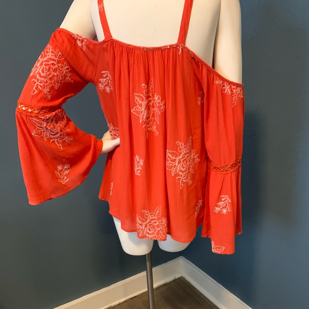 Beautiful brand-New size small,off the shoulders top. - Picture 4 of 11